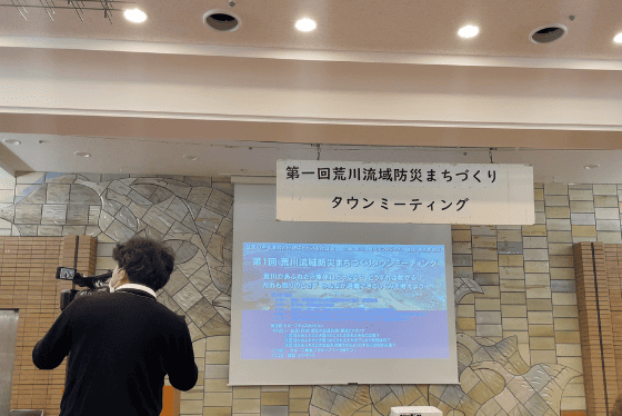 荒川流域防災まちづくりタウンミーティング会場で地域メディア(J:COM東京板橋)が撮影している様子