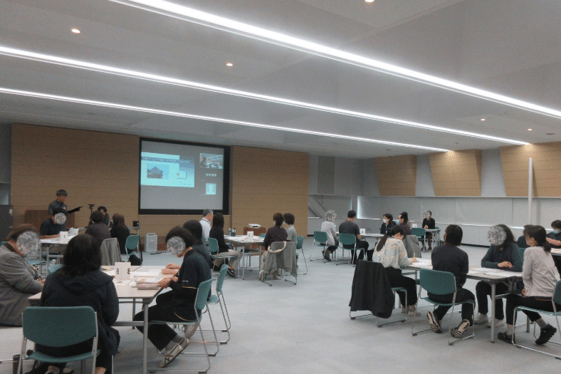 広島県三次市で開催された8050問題に関する合同研修会の会場風景。介護・福祉・行政などの関係者40名が参加し、Zoomによるオンライン講義を受講している様子。