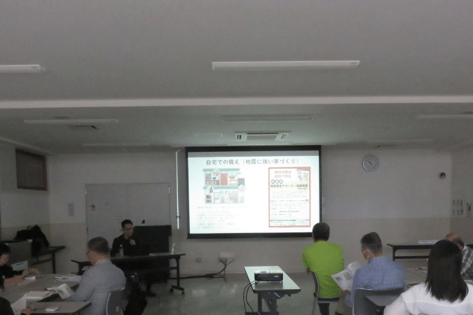 芝南公民館で開催された「芝地区防災講座」で、防災士として講師を務めている様子。スクリーンに資料を映しながら、日頃の災害への備えや地域防災の大切さについて説明しています。